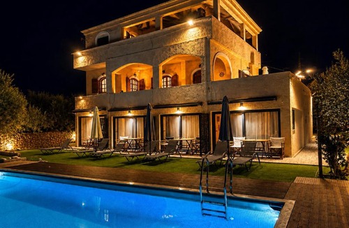 Pyrgou Dirou House | Elements of Diros - luxury suites