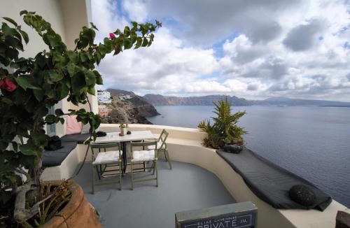 Oia Apartment | Elias Cave House 270o Caldera View Oia