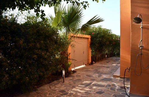 Mourteri House | Eliza 2 bedroom sunny beach house with sea view