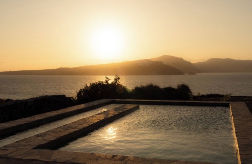Therasia Villa | Experience your personal leap into time on Therasia island