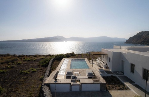 Therasia Villa | Experience your personal leap into time on Therasia island