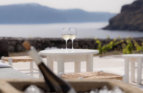 Therasia Villa | Experience your personal leap into time on Therasia island