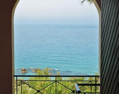 Parelia Apartment | Family friendly Apartments with a Swimming Pool on Pelekas Beach