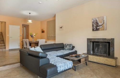 Aigio House | Family home