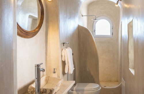 Oia Hotel | Family Suite with Private Whirlpool & Caldera View