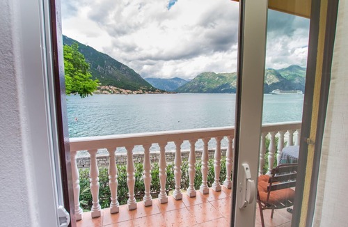 Kotor Apartment | Ferienappartement am Meer mit Terrasse by Interhome