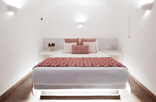 Finikia Villa | Finikia -Foinikia - Luxury Cave - A Wonderful 2 Bedroom Villa - Hot Tub