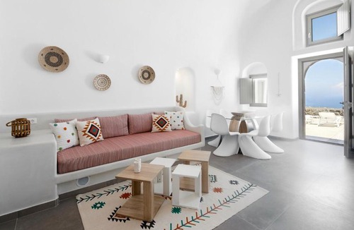 Finikia Villa | Finikia -Foinikia - Luxury Cave - A Wonderful 2 Bedroom Villa - Hot Tub