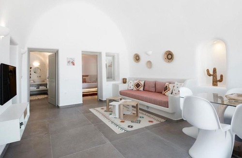 Finikia Villa | Finikia -Foinikia - Luxury Cave - A Wonderful 2 Bedroom Villa - Hot Tub
