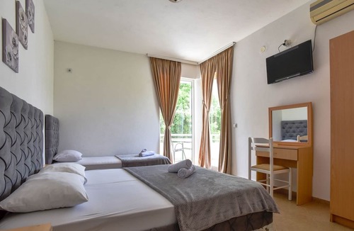 Gjerana Apartment | Flat w Garden 5 min to Miami Beach in Ulcinj