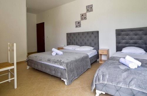 Gjerana Apartment | Flat w Garden 5 min to Miami Beach in Ulcinj