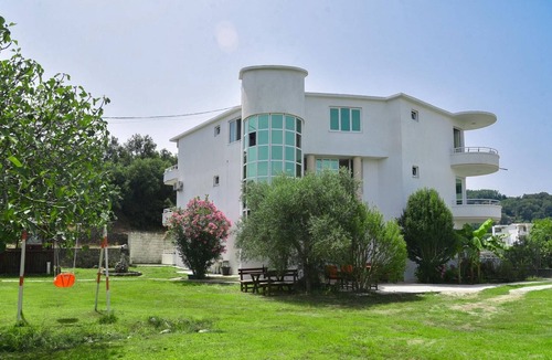 Gjerana Apartment | Flat w Garden 5 min to Miami Beach in Ulcinj