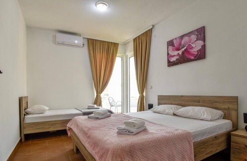 Gjerana Apartment | Flat w Garden, Balcony 5 min to Beaches in Uljinc