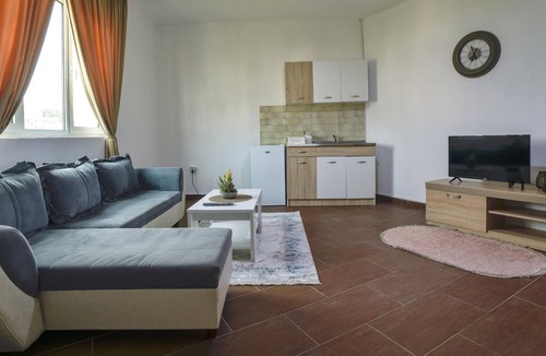 Gjerana Apartment | Flat w Garden, Balcony 5 min to Beaches in Uljinc