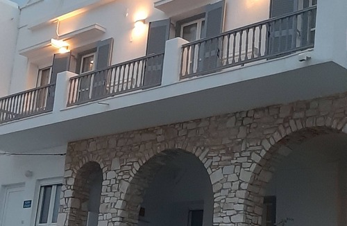 Naousa Apartment | Flora Rooms and Apartments Paros