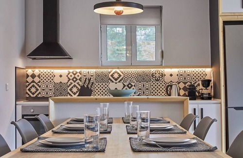 Saronikos House | Flyin' High Luxury Suite