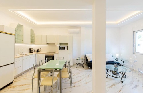 Molaoi Apartment | Forty-Two Bright 2-Bedroom Retreat in Molaoi