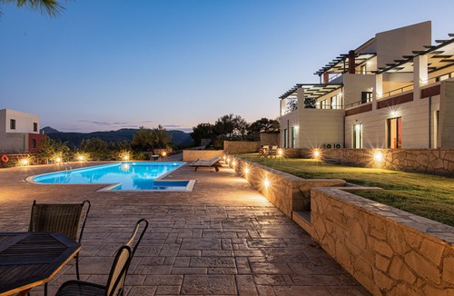 Kontos House | Four Bedroom, Five Bathrooms with Communal Pool