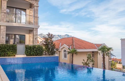 Becici Apartment | *Free Spa* Modern Dream Getaway! Sea View 1BR + p.