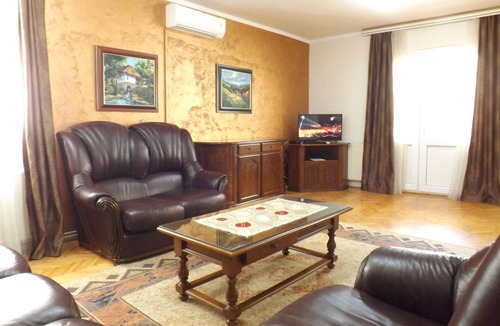 Lazi House | GARDEN APARTMENT with 3 bedrooms