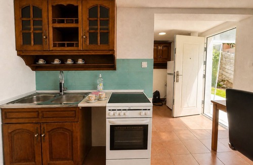 Podmaine Apartment | Garden Retreat 1-Bedroom Budva