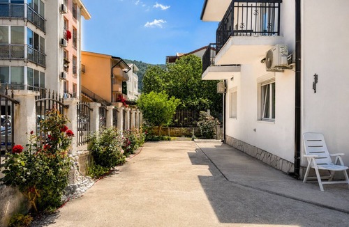 Podmaine Apartment | Garden Retreat 1-Bedroom Budva