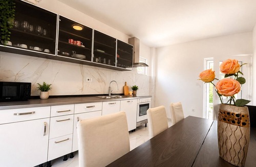 Podmaine Apartment | Garden Retreat 4-Bedroom Budva