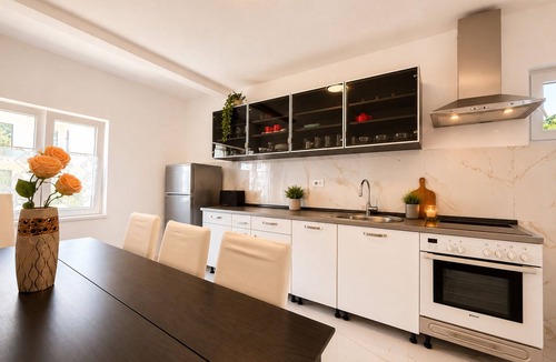 Podmaine Apartment | Garden Retreat 4-Bedroom Budva