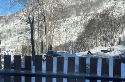 Restelicë Apartment | Gemütliche Ferienwohnung im Mavrovo Skizentrum. Haustierfreundlich!