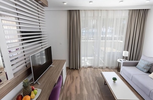 Ulcinj Hotel | Get Ready for Blissful Getaway! 2BR Suite w/Seaview, Beachfront, Outdoor Pools!