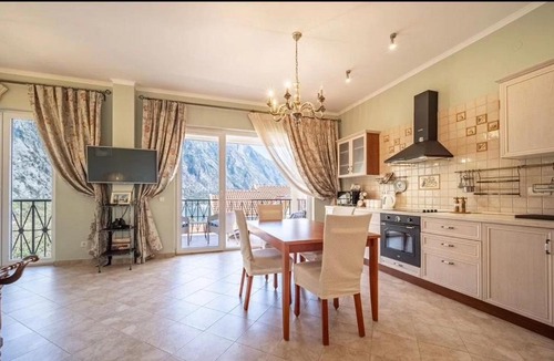 Orahovac Apartment | GH Mountain & Bay View with POOL