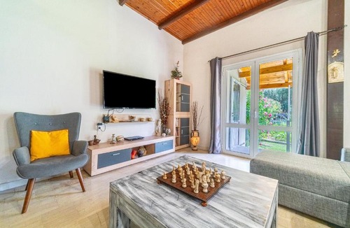 Chlomatiana Apartment | Giourgas house