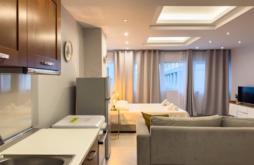 Plaka Condo | Glamorous & Spacious Renovated Apartment, Syntagma