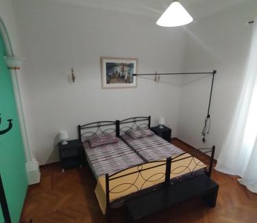 Athens Bed & Breakfast | Golden room 3