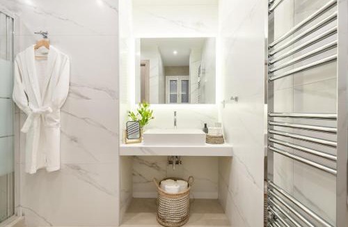Kypseli Apartment | Grand, 3-BDR APT with Majestic Acropolis View 1