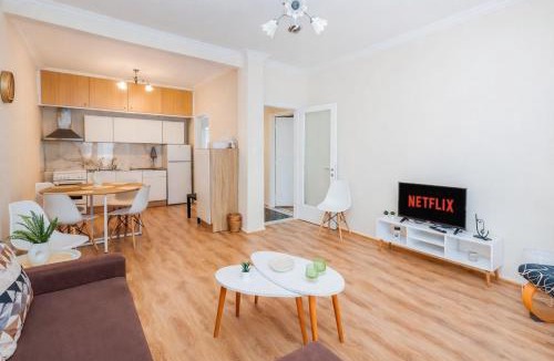 Neapoli-Sykies Apartment | Grand Apartment Next to Center 3bd 110sqm