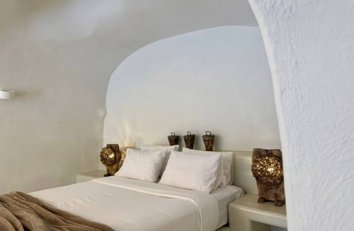 Oia Hotel | Grand Cave House with Shared Garden and Plunge Pool