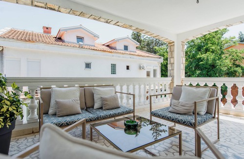 Centar Apartment | Green charming 1-bedroom apartment with AC in Budva center