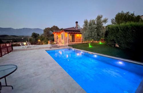 Petrele Villa | Green Garden Villa & Pool