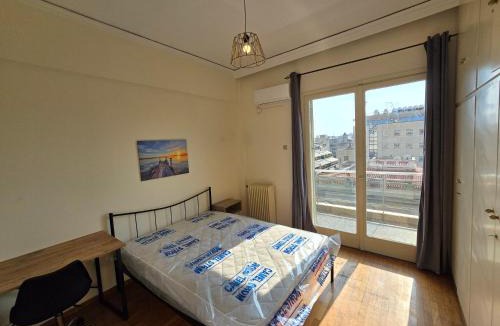 Piraeus House | GRI LAMBR - Room 2 - SHARED APARTMENT - Beautiful Views in The Center Of Piraeus