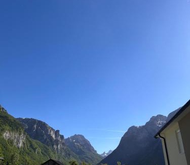 Vusanje House | Guest House GURI