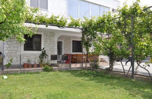Bjelisi House | Guest House Lalic