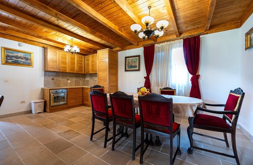 Seoca House | Helena's Garden Retreat: Secluded Villa w/Garden