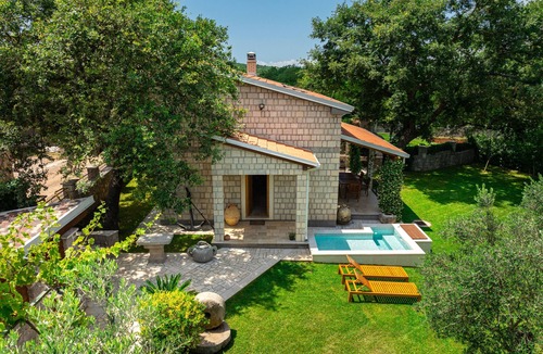 Seoca House | Helena's Garden Retreat: Secluded Villa w/Garden