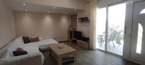 Liapades Apartment | Helios & Elia family apartment