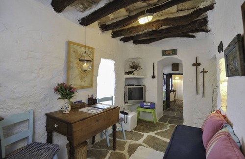 Apollonia House | #HH01 APOLLONIA TRADITIONAL FAMILY HOME