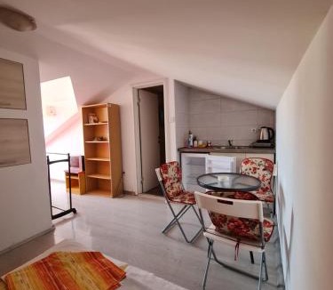 Babilonija House | Hibiscus Guest House