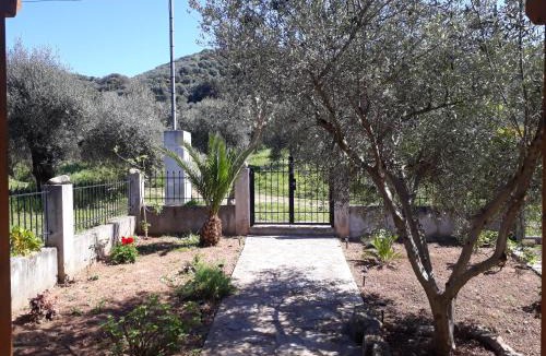 Platanias House | Hidden House in Nature