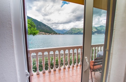Dobrota Apartment | Holiday apartment by the sea with terrace
