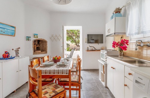 Paros House | Holiday Home 'Anastasia's house Ysterni' with Shared Garden & Wi-Fi